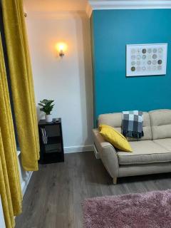 Comfortably furnished 2 bedroom home in Bolton - Bolton - 3