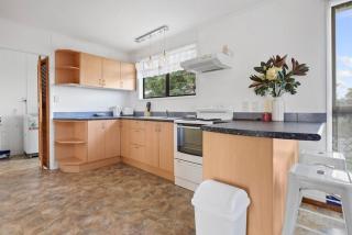 Family 3BR Home with Netflix and Fully Fenced Yard - Auckland - 9