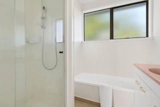 Family 3BR Home with Netflix and Fully Fenced Yard - Auckland - 7