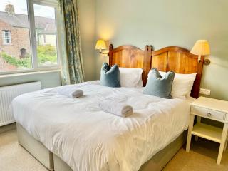 Central Townhouse with free off road parking and garden - York - 1