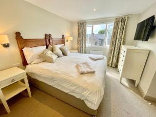 Central Townhouse with free off road parking and garden - York - 3