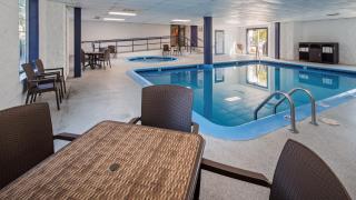 Charlevoix Inn & Suites SureStay Collection by Best Western - Charlevoix - 4