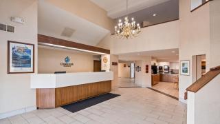 Charlevoix Inn & Suites SureStay Collection by Best Western - Charlevoix - 8