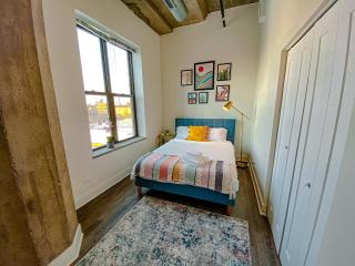 Spacious and Luxurious 3BR Near McCormick Place and Soldier Field with Optional Parking - Sleeps 10 - Chicago - 6