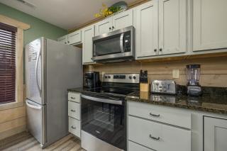 Smoky Pines Chalet - Free Putt-Putt Course! chalet - 1