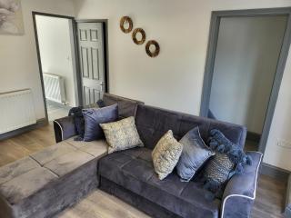 Colchester House with garden and parking- Sleeps up to 7 - Free Wi-Fi - Contractors - Families - Long Term Stays - 1