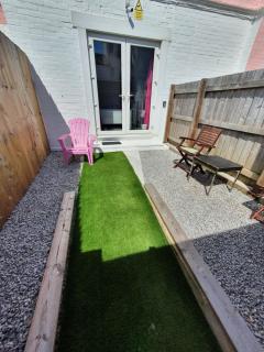 BARBIE HOUSE ,OPPOSITE The BEACH & PAIGNTON PIER , 2 Bedroom APARTMENT with Private Car space & Garden , Free Access next Door to the Stunning BALLET & MAKE UP SCHOOL & a Beautiful LADYS BEAUTY SALON - Paignton - 1