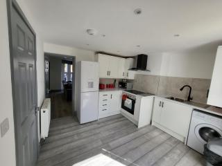 Colchester House with garden and parking- Sleeps up to 7 - Free Wi-Fi - Contractors - Families - Long Term Stays - 5