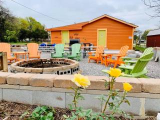 EZ 1 mile to Fort Sill! Pumpkin Cottage sleeps 9, grills, firepit, laundry - Lawton - 7
