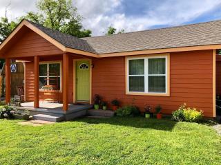 EZ 1 mile to Fort Sill! Pumpkin Cottage sleeps 9, grills, firepit, laundry - Lawton - 9