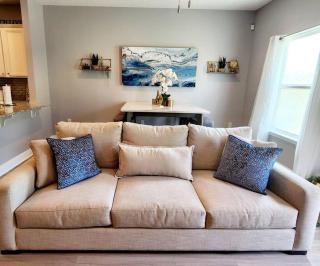 ENTIRE HOME- Gorgeous 3br Townhome Pool, Grill, WD, 2 FREE drive up spaces Sleeps 6 Close to everything PCB! Free WiFi - 1