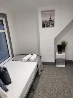Colchester House with garden and parking- Sleeps up to 7 - Free Wi-Fi - Contractors - Families - Long Term Stays - 9