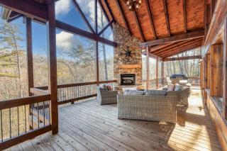 Southern Lux Beautiful Cabin with Hot Tub in Blue Ridge Georgia - 5