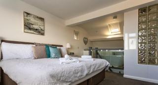 Wavecrest Cottage with Hot Tub Garden Sleeps 8 - 9