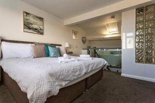 Cottage, Hot Tub, Open fire, Games Room, large Garden Sleeps 2-8 - 3