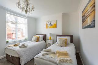 Wavecrest Cottage with Hot Tub Garden Sleeps 8 - Flamborough - 7