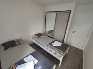 Bright Modern Holiday Home With Postcard Lake View - Plužine - 8