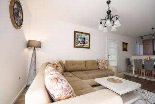 Bright Modern Holiday Home With Postcard Lake View - Plužine - 5