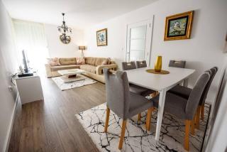 Bright Modern Holiday Home With Postcard Lake View - Plužine - 4
