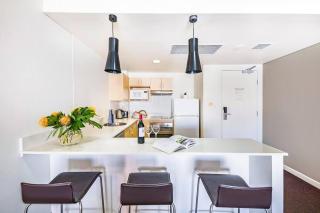 Couple's Escape on the Esplanade with Pool & Balcony - Darwin - 9