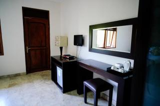 Ellies Hotel - 3