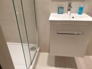 LONG STAYS 1Bed Studio Serviced Apartment Netflix & free WIFI perfect for Solo and Coupled Guests - 5