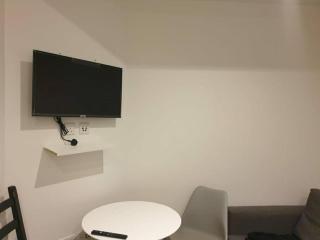 LONG STAYS 1Bed Studio Serviced Apartment Netflix & free WIFI perfect for Solo and Coupled Guests - 2