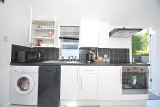 Adorable 1 bedroom guest house with free parking. - 9