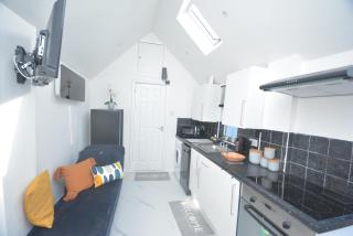 Adorable 1 bedroom guest house with free parking. - 8