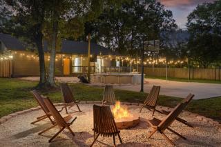 All-Encompassing Retreat with Pool and Game Room! - Tampa - 8