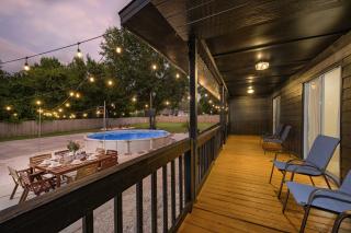 Tampa Retreat: 11 Beds, Game Room & Pool! - 0