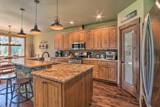 Modern-Rustic Ronald Getaway Hot Tub, Grill! - Ronald - 1
