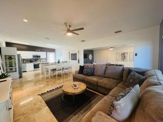 Pool, Hot tub, Close to Beaches, Shopping, More! - Osprey - 1