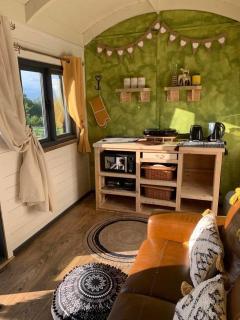 Rhodes To Serenity - Mermaid Shepherds Hut - Stoke on Trent - 4