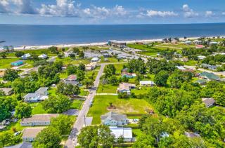 Charming Coastal Getaway, Near Beach and Pier! - 8