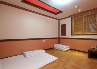 Utopia Hotel - Gumi - 2