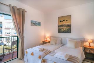 Top-floor 2 BR holiday home with sea view and pool - 1