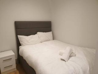 LONG STAYS 1Bed Studio Serviced Apartment Netflix & free WIFI perfect for Solo and Coupled Guests - 0