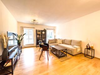 STYLISCHE ZENTRALE WOHNUNG MIT KÜCHE UND PARKPLATZ IN SEITENSTRAẞE - Deggendorf - 1