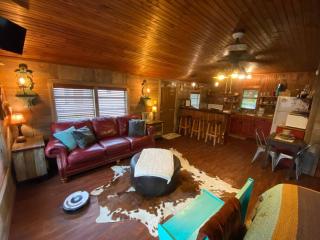 8th St. Cowboy Haus I Biker Friendly I River - 7