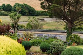 1 Chatsworth Riverscape Apartments - Riverview apartment in great location with free parking overlooking the Gannel just a short walk from Newquays incredible beaches and local amenities - 0