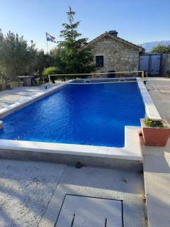 Apartment Velebit with swimming pool - 10km from sea - 20km from Zadar - 4