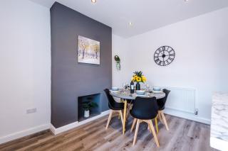 Pristine 3-bed home in Crewe by 53 Degrees Property, ideal for Business & Contractors, Great Parking - Sleeps 5 - 3