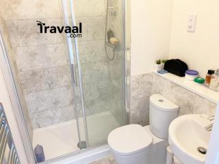Travaal.©om - 2 Bed Serviced Apartment Farnborough - Farnborough - 3