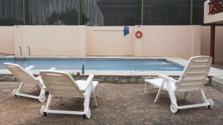 La casa de la tinaja piscina y chimenea by Toledo AP - 0