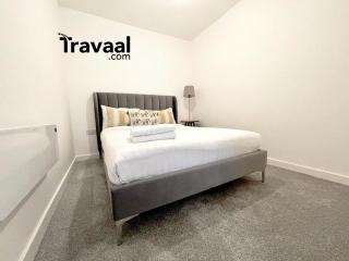 Travaal.©om - 3 Bed Serviced Apartment Farnborough - 2