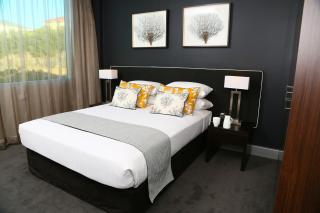 Springfield Lakes Boutique Hotel - 2