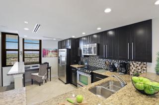 Condo on beach with pool, gym and tennis courts - 8