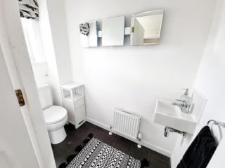 Homely Three Bed Holiday Home in Glasgow - 3