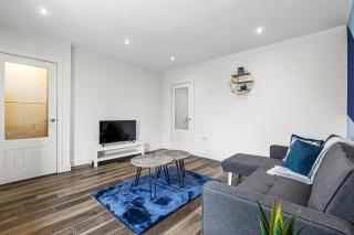 Walsall - 4 Bedroom House, Wi-Fi, Garden , Sleeps 8 - JRR Stays - 9